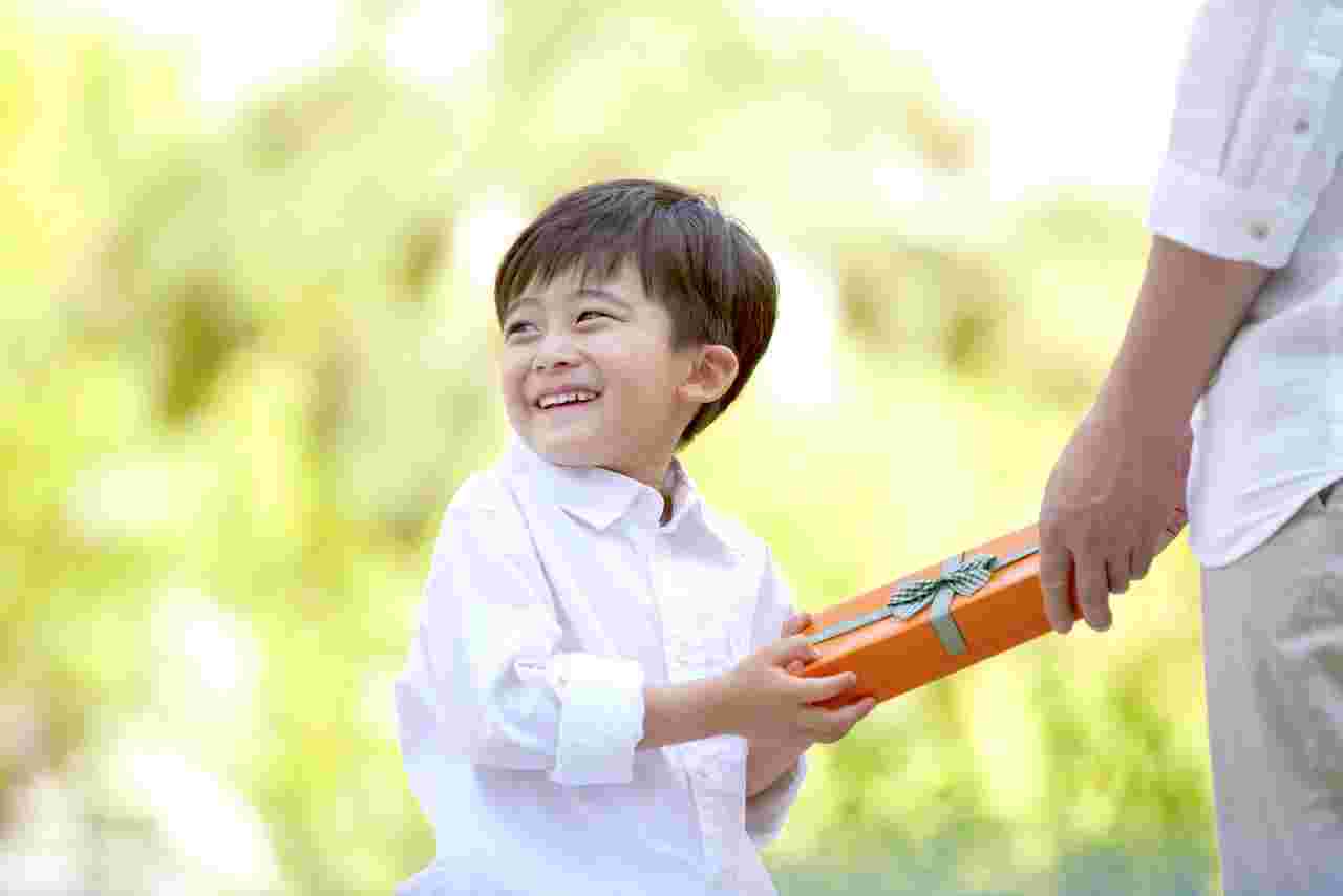 プレゼントを渡されて嬉しそうな男の子