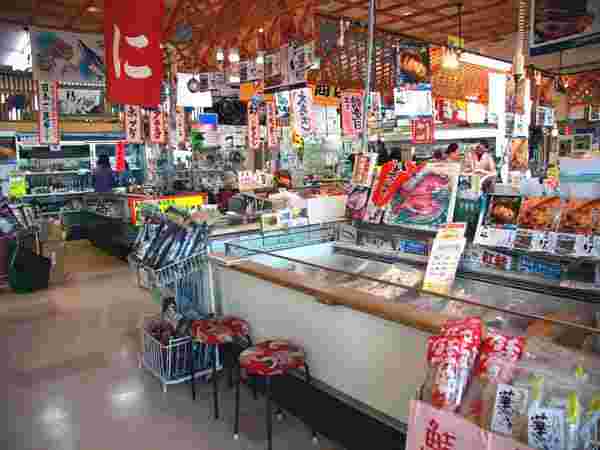 海産物が数多く取り揃えてある店内の様子