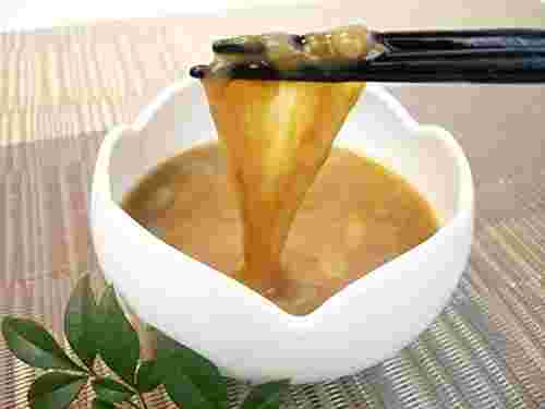 箸でこのわたをすくっている様子