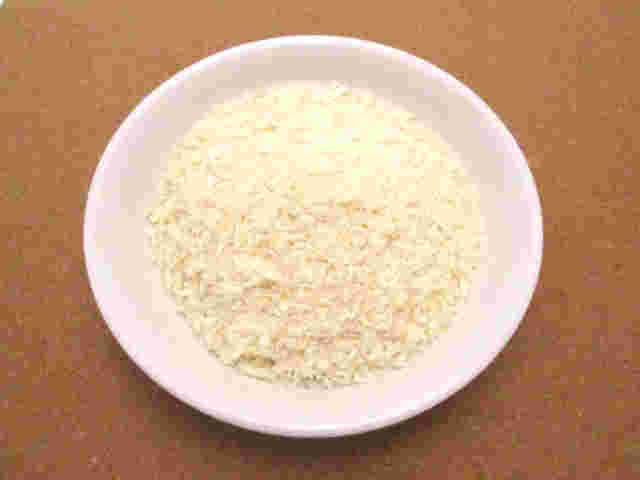 パン粉を皿に広げている様子