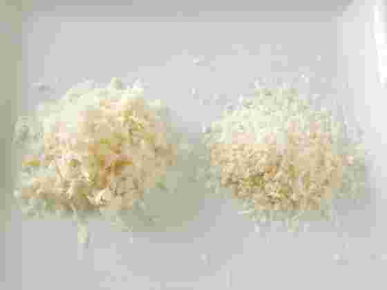 生パン粉と乾燥パン粉を比較している様子