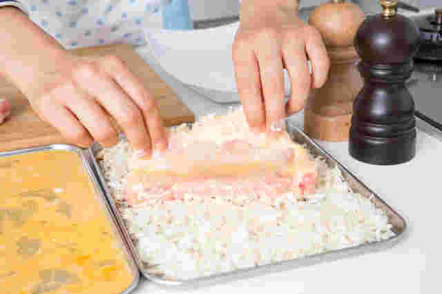 パン粉を使った揚げ物料理をしている様子