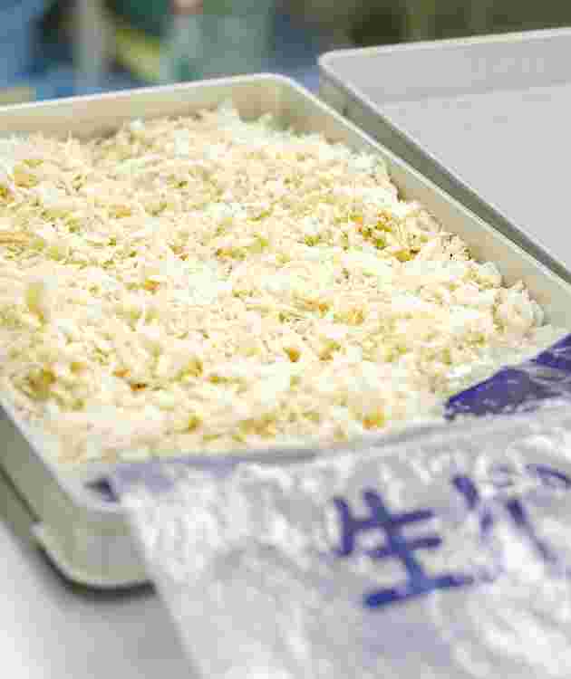 バットに広げた生パン粉の様子