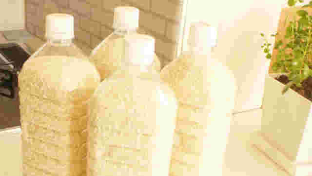 パン粉をペットボトルに入れて保存している様子