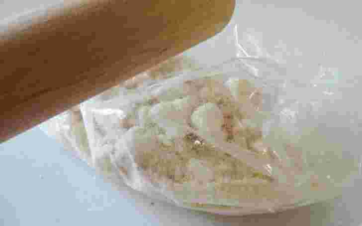 お麩を叩いてつぶす