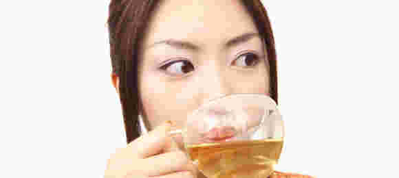 お茶を飲んでいる女性の画像