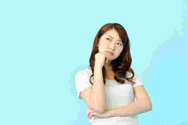 悩んでいる様子の女性
