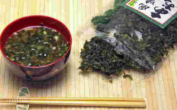 テーブルにあおさのみそ汁とあおさのりが置いてある