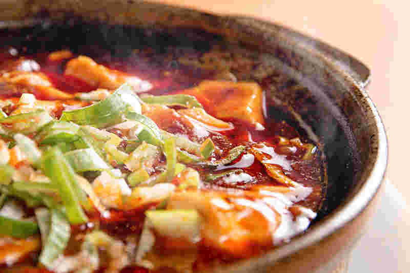 麻婆豆腐を皿に盛り付ける