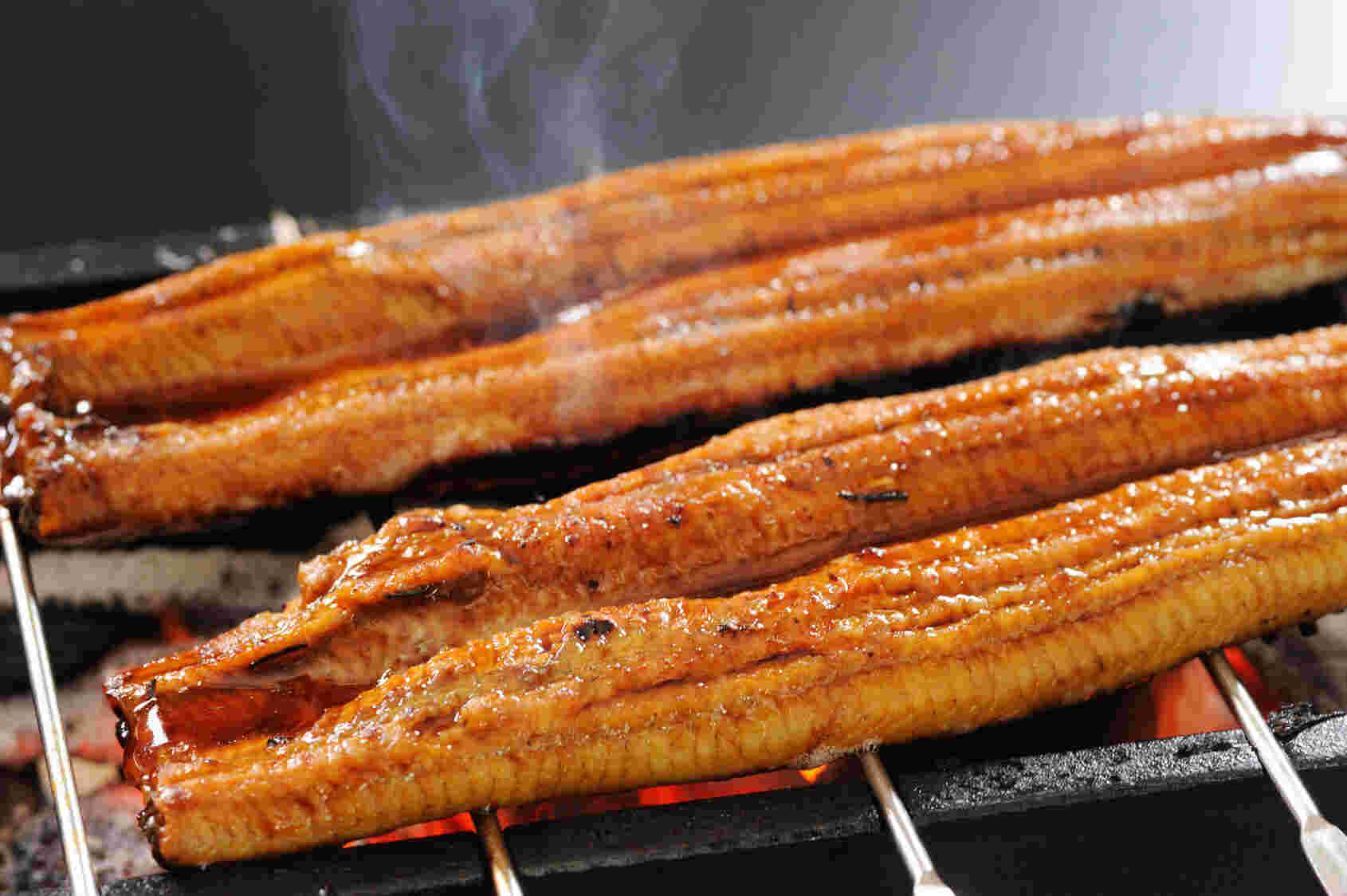 うなぎを焼いている様子