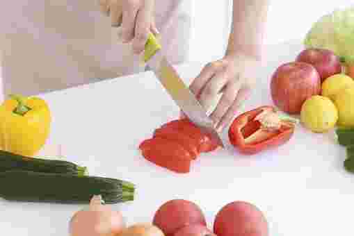 たくさんの野菜を包丁でカットする様子