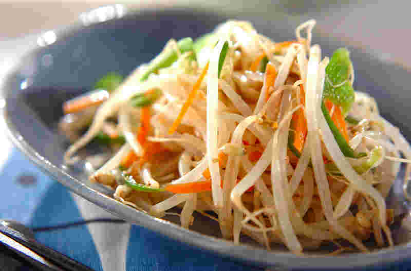お皿に盛りつけられた野菜ナムル