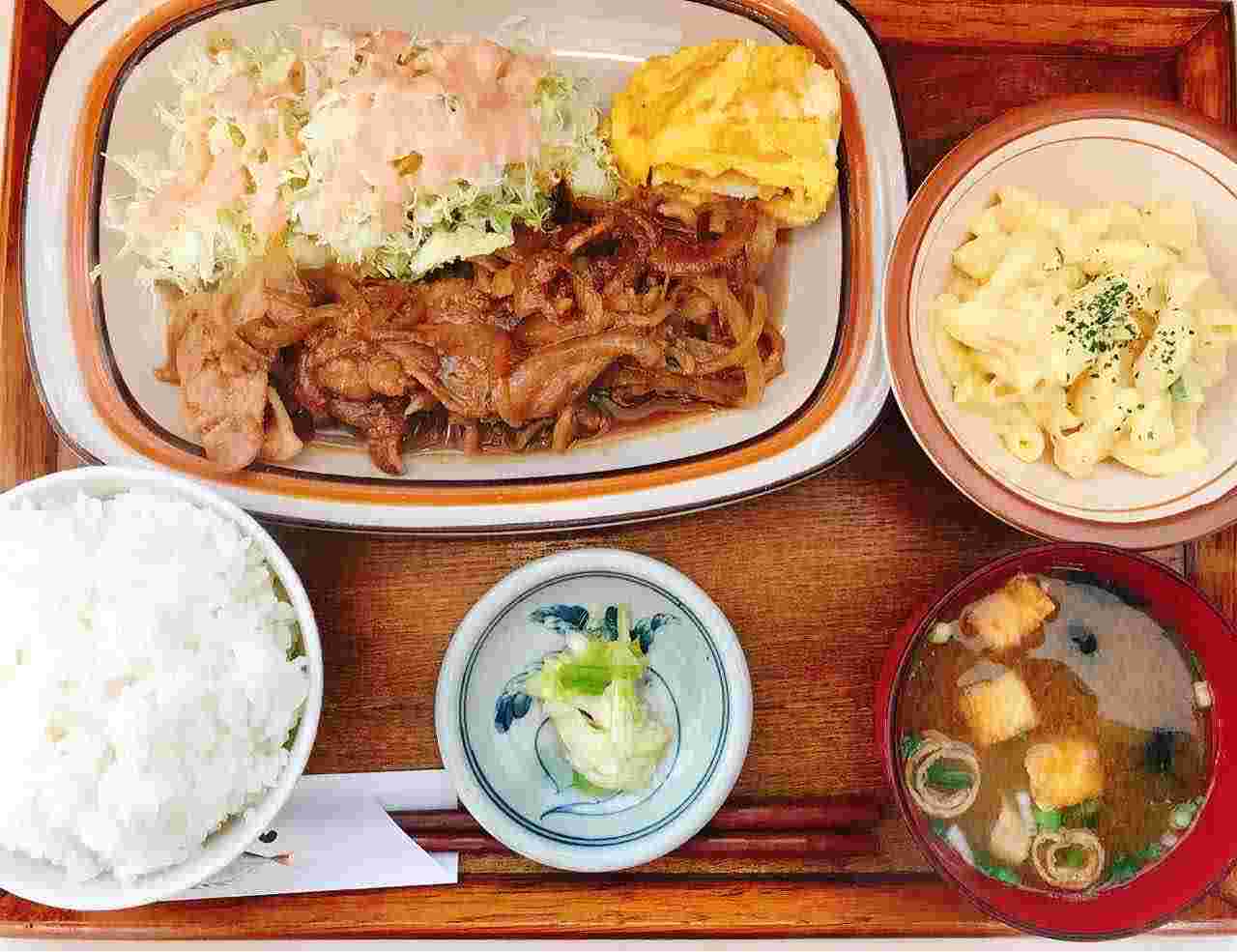 おかずたっぷりの生姜焼き定食