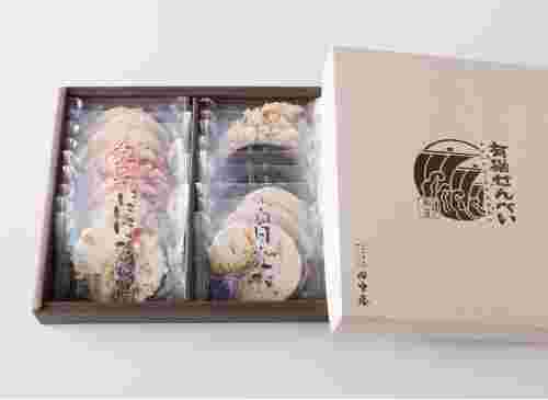 田中屋の有磯せんべいの箱入りの蓋を開けた様子