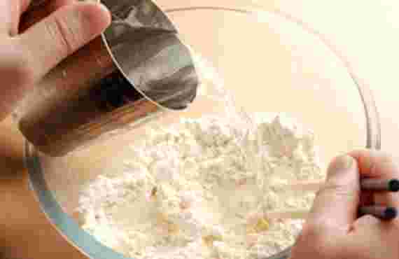 小麦粉に水を入れてるところ