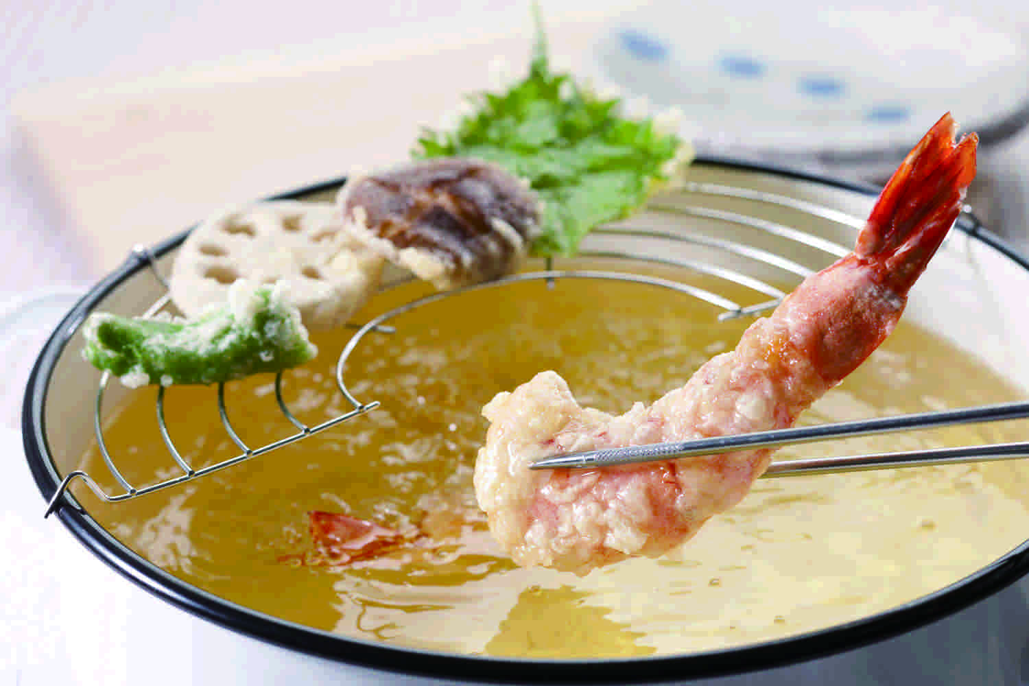 野菜やエビを揚げているところ