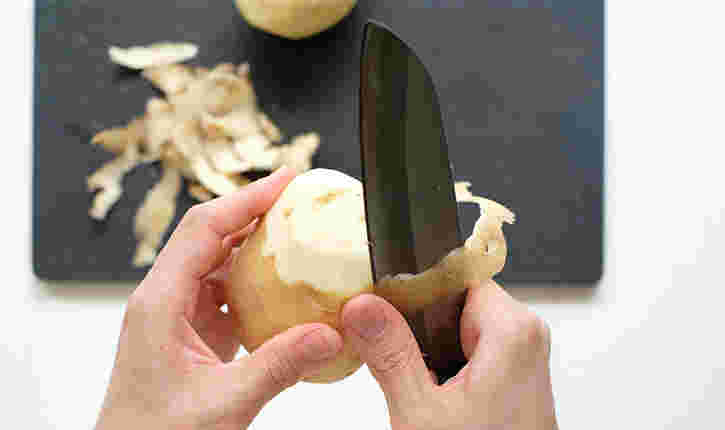 じゃがいもを包丁で皮むきしているイメージ