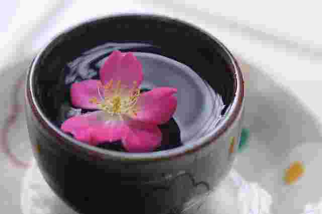 花の浮いたお酒