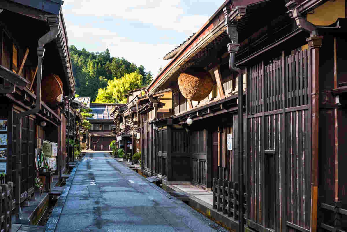 情緒あふれる古い街並みの高山