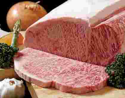 一口食べるだけで脂がとろけだすきめ細かい肉質の飛騨牛