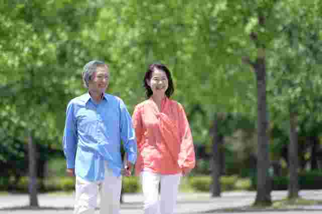 散歩をしている男性と女性