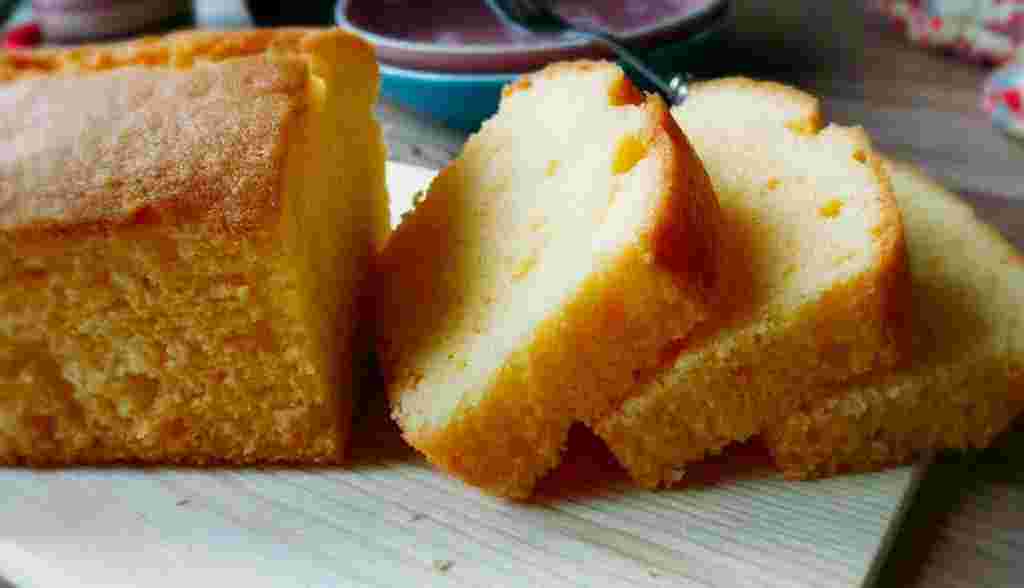 カットしているパウンドケーキの画像