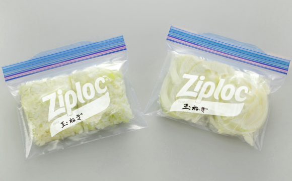 ジップロックに入ったスライスやみじん切りされた新玉ねぎ