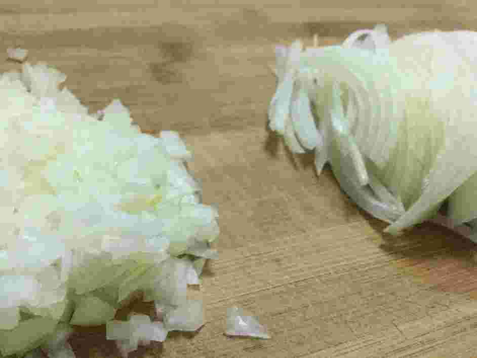 まな板の上のみじん切りとスライスされた新玉ねぎ