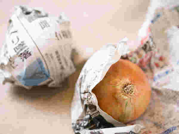 新聞紙で包まれた新玉ねぎ
