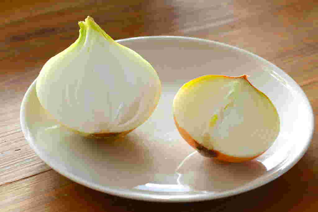 半分にされた玉ねぎ、種類の違う2つ