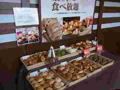 鎌倉パスタのパン食べ放題コーナー