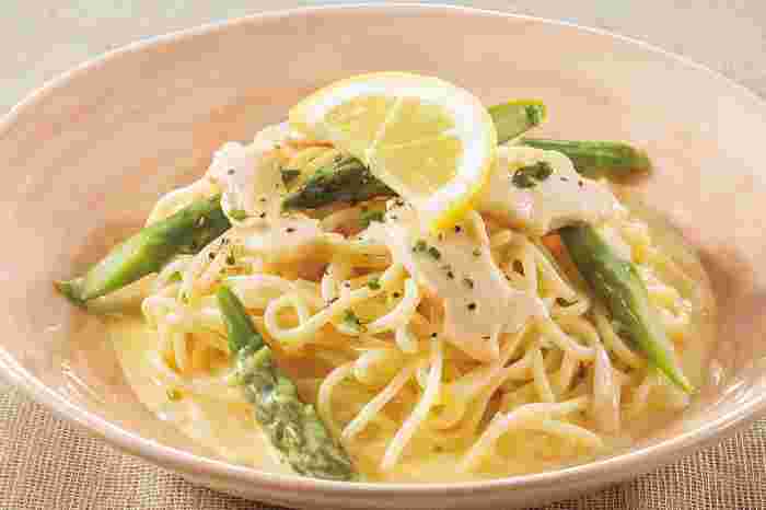 蒸し鶏とグリーンアスパラのレモンクリームパスタ
