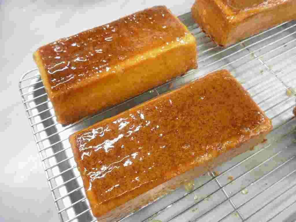 パウンドケーキが3本並んだ画像