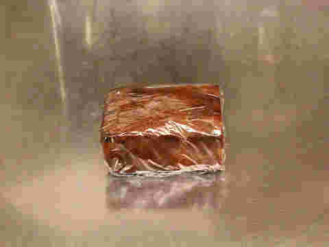 サランラップで包んだパウンドケーキの画像