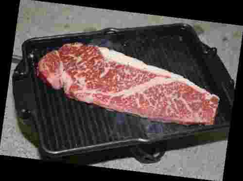 グリルで肉を焼く