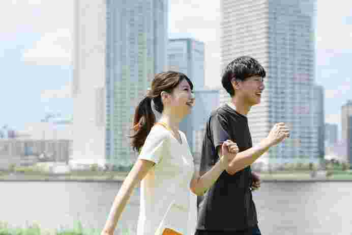楽しそうに歩く男女