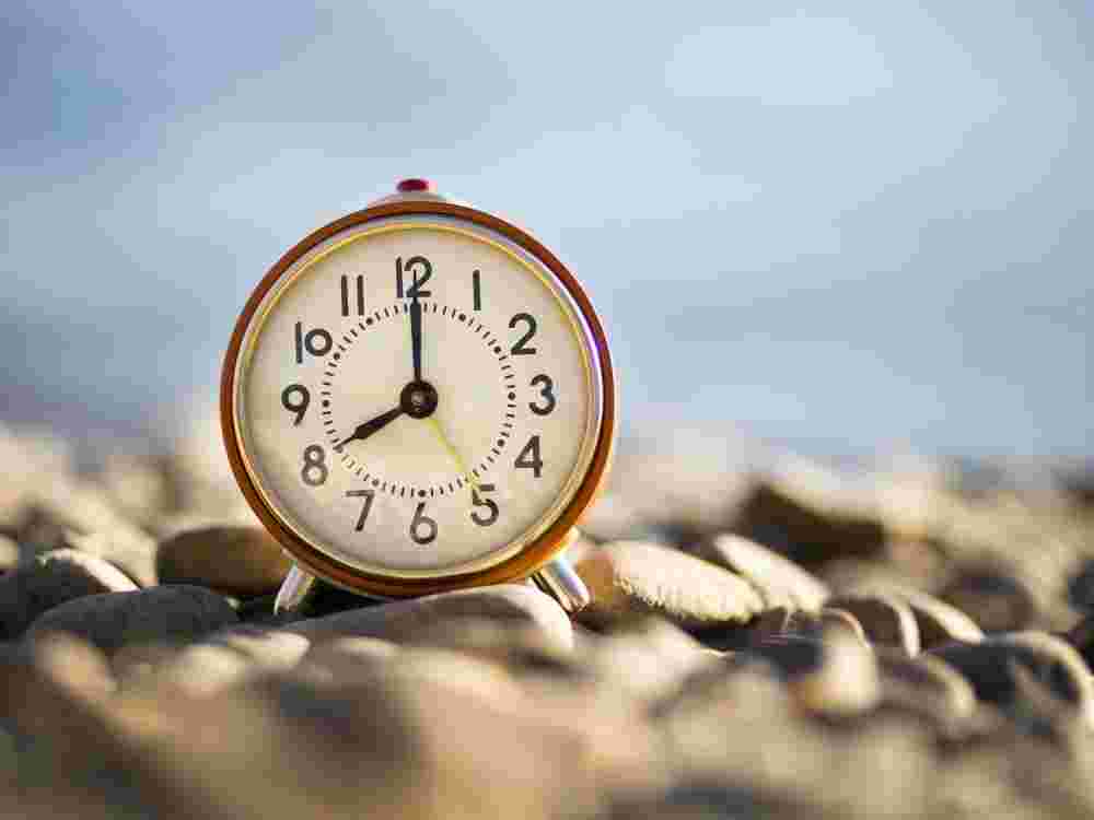 8時をさした目覚まし時計