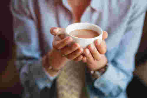 バター紅茶を飲んでいる人