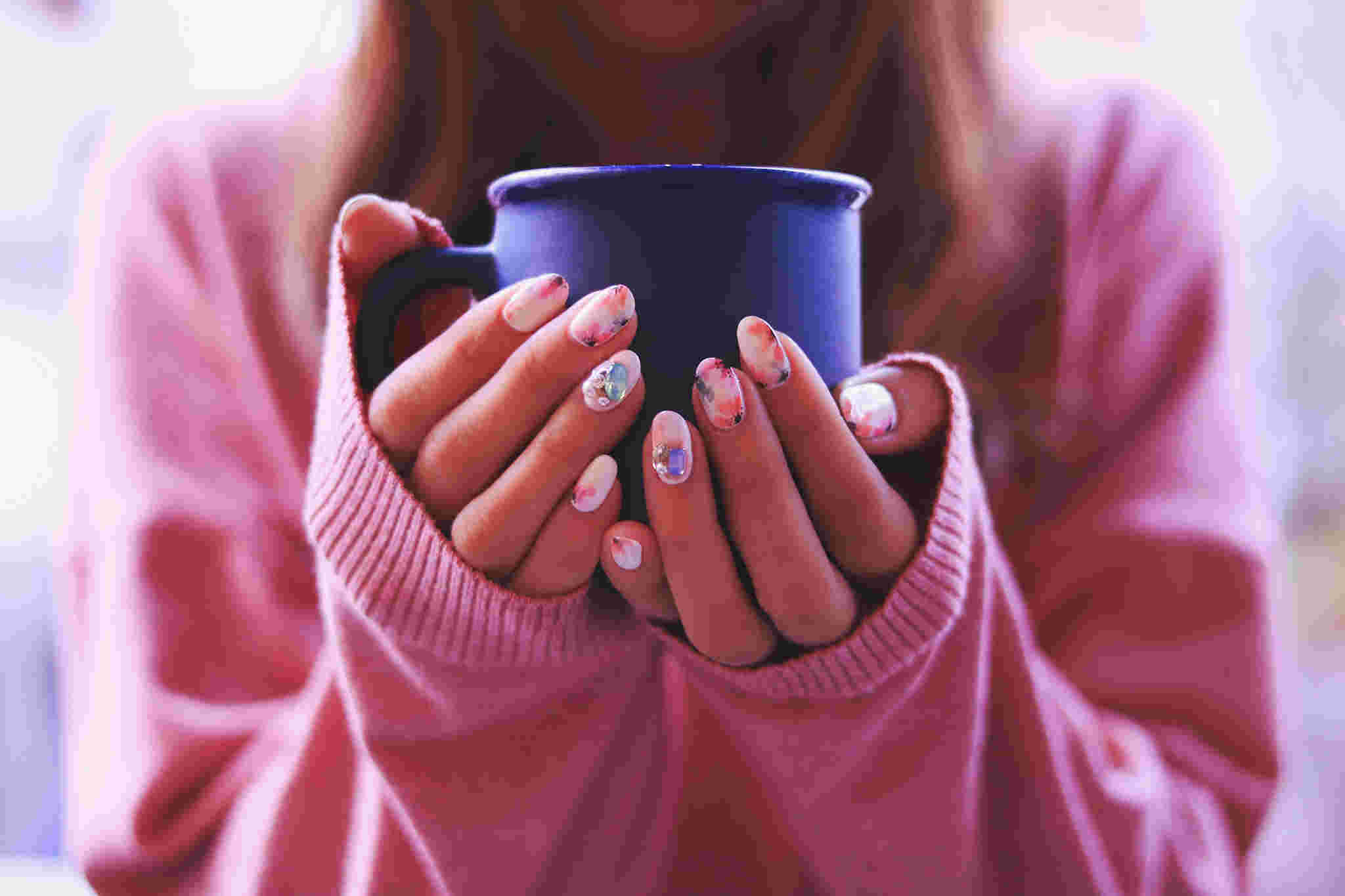 ココアを飲む女性