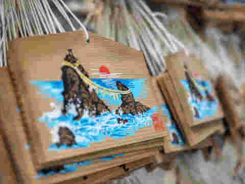 伊勢の夫婦岩の絵が描かれた絵馬
