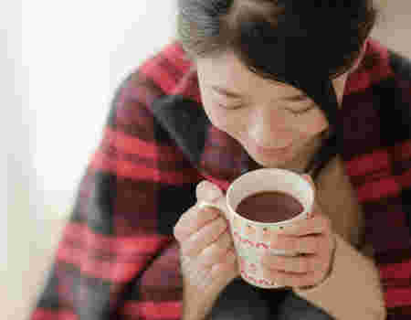 ココアを飲む女性