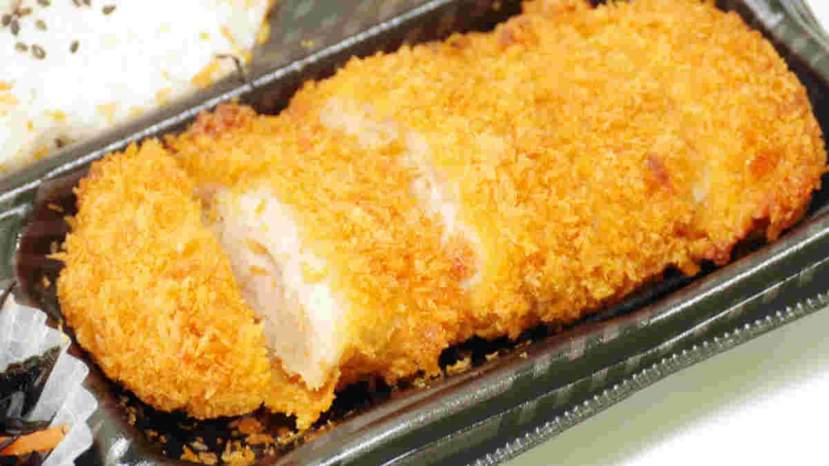 揚げずに作ったヘルシーなチキンカツの様子