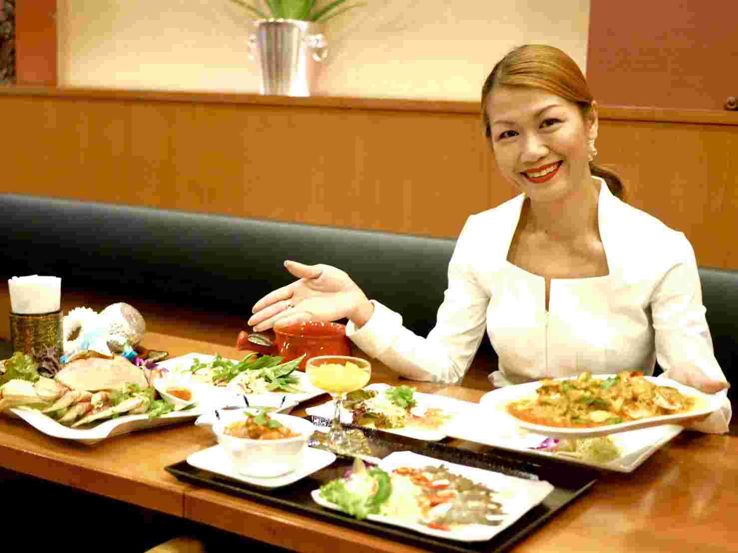 タイ料理を紹介するバンコク出身のオーナーシェフ