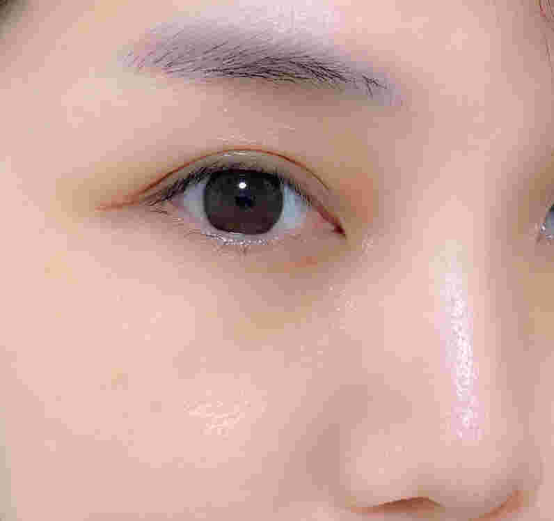 美肌女性の目と鼻のアップ