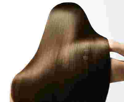 ロングヘアの女性の後ろ姿