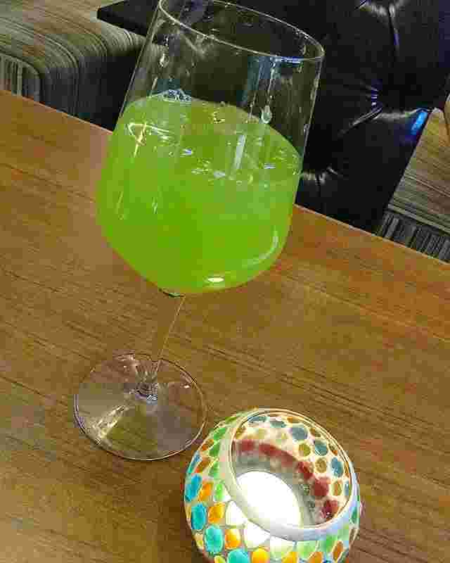 グラスに入ったグリーンアイズ