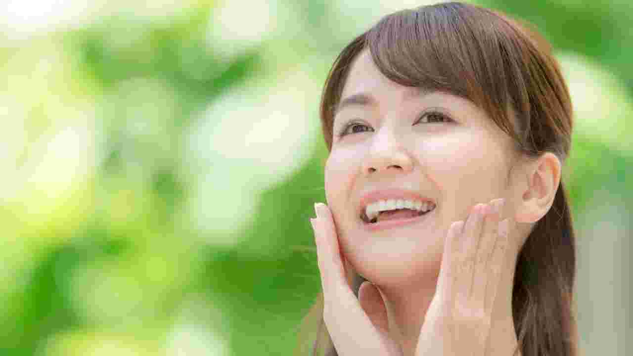 美肌効果を頬に触って実感している女性