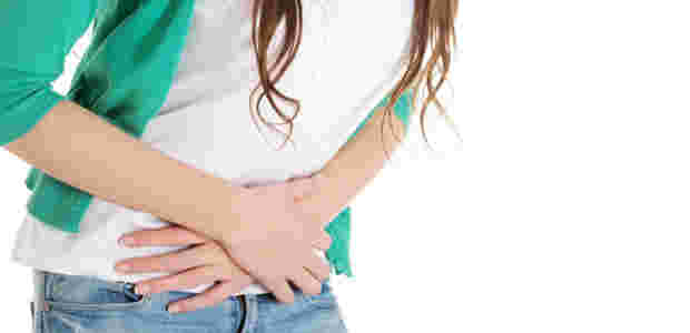 便秘でお腹を押さえている女性