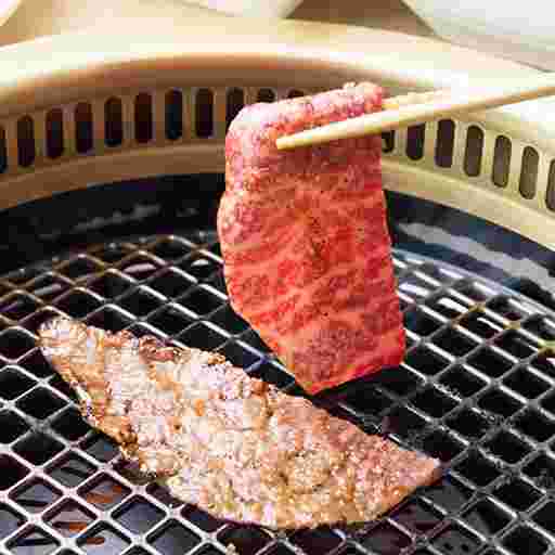 網の上で肉を焼いて脂が落ちているところ