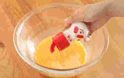 味の素をふりかける画像